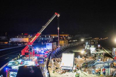 Denkendorf: Sattelzug rast in S21 Baustelle und faellt in tiefes Loch